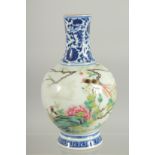A CHINESE FAMILLE ROSE / BLUE AND WHITE VASE, 19cm high.
