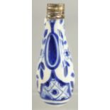 A BLUE AND WHITE PORCELAIN SCENT BOTTLE.