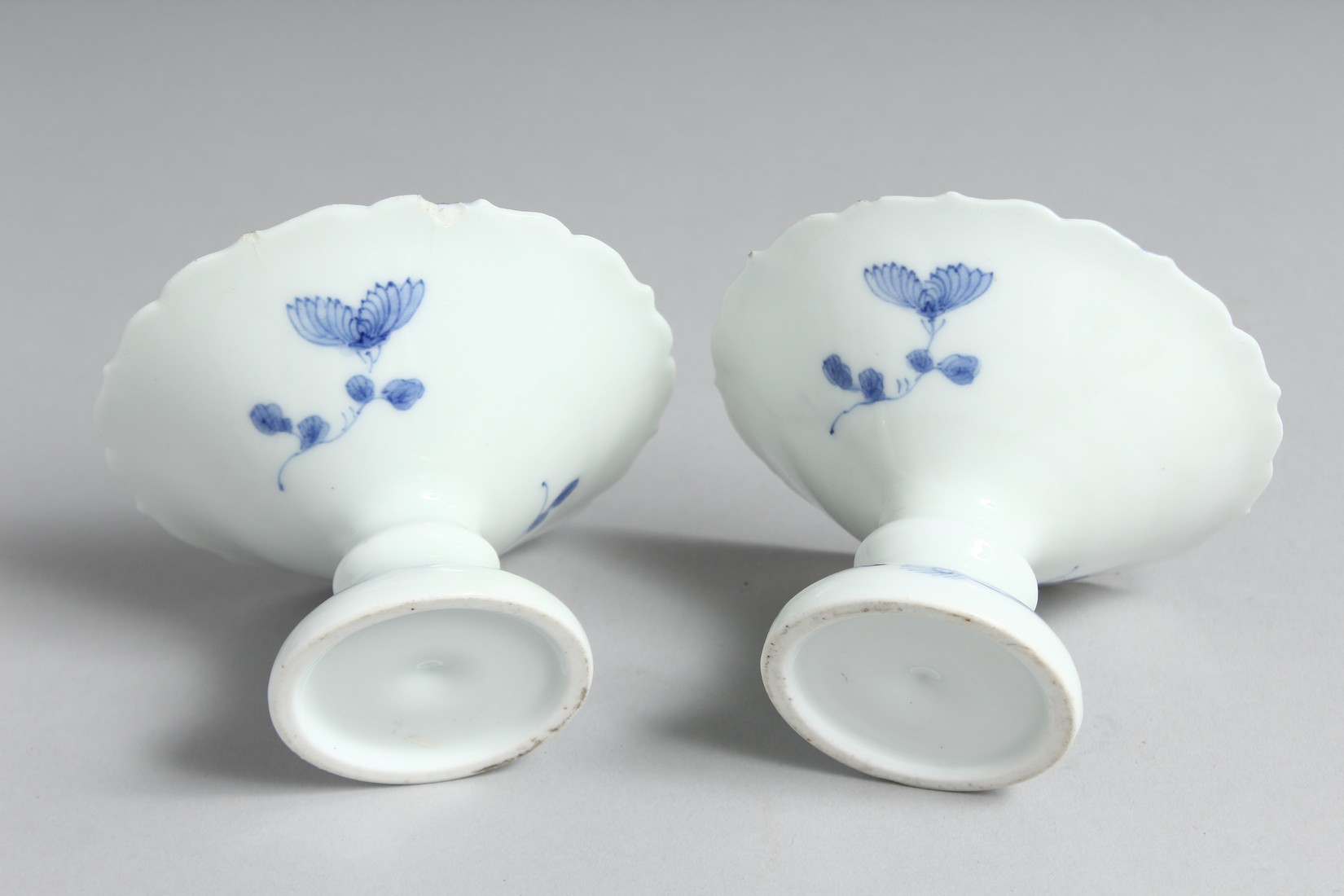 A SMALL PAIR OF JAPANESE HIRADO BLUE AND WHITE PORCELAIN PEDESTAL DISHES. 10cm diameter. - Image 3 of 3