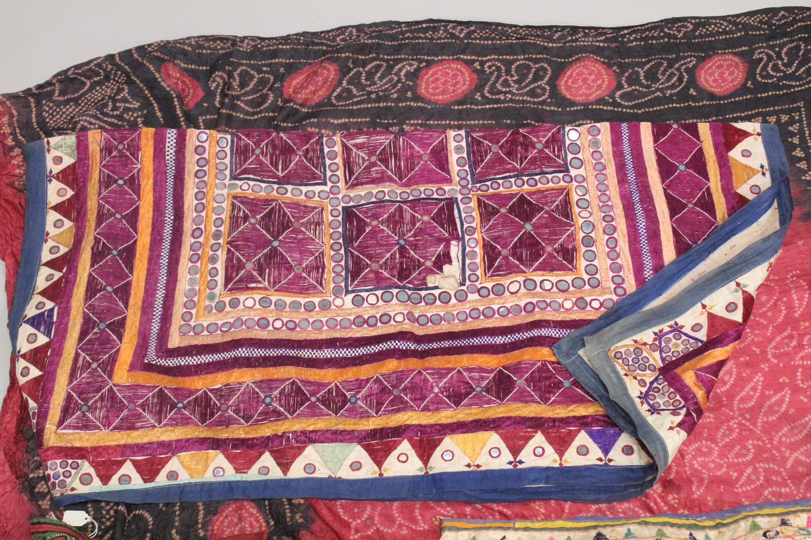 A COLLECTION OF FIVE UZBEK TEXTILES, (5). - Image 4 of 6