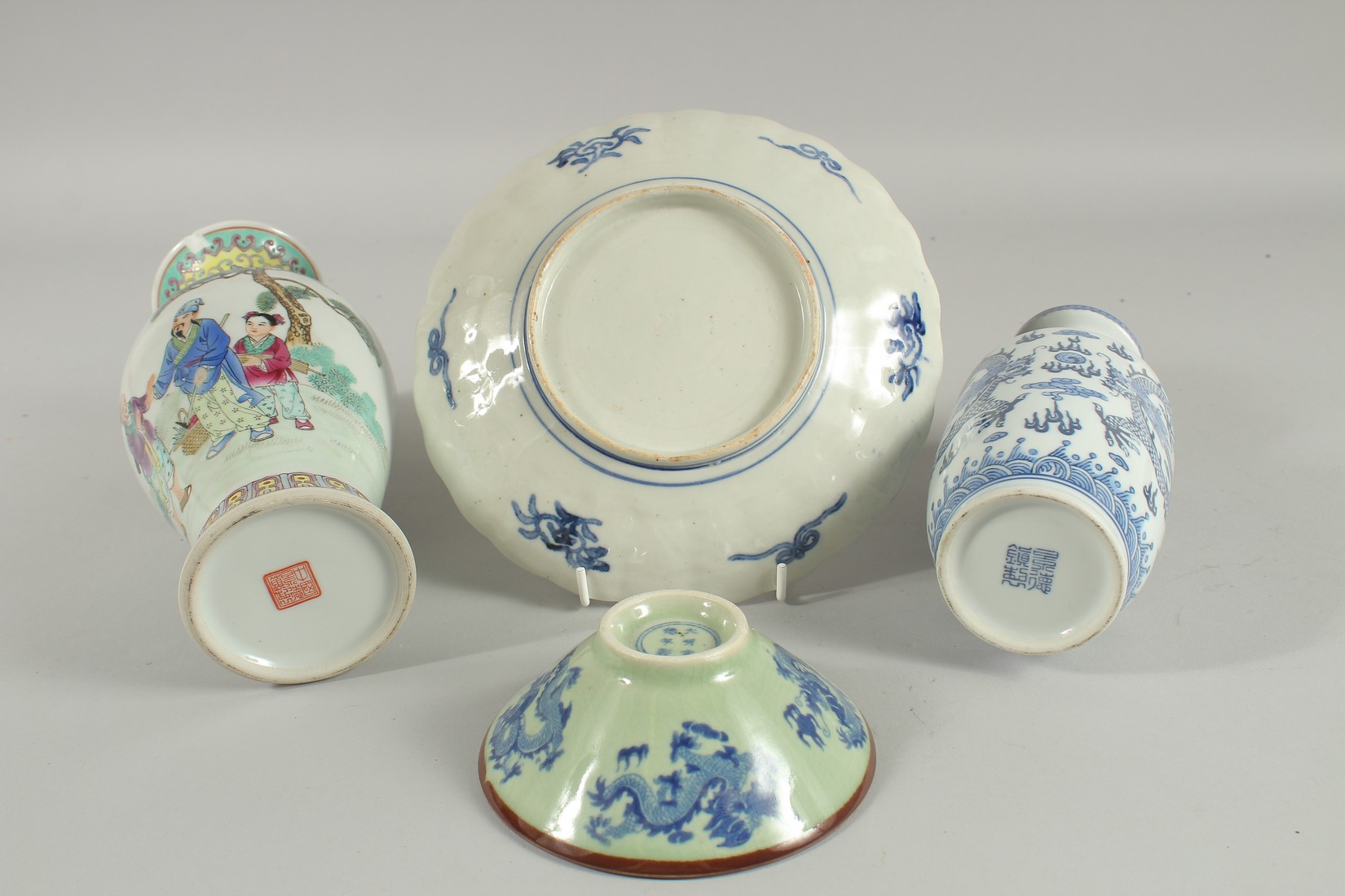 FOUR ORIENTAL PORCELAIN ITEMS; including a famille rose vase, and Imari-type dish, a small celadon - Image 6 of 6