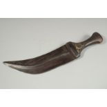 A 19TH CENTURY OMANI DAGGER, 29cm long.