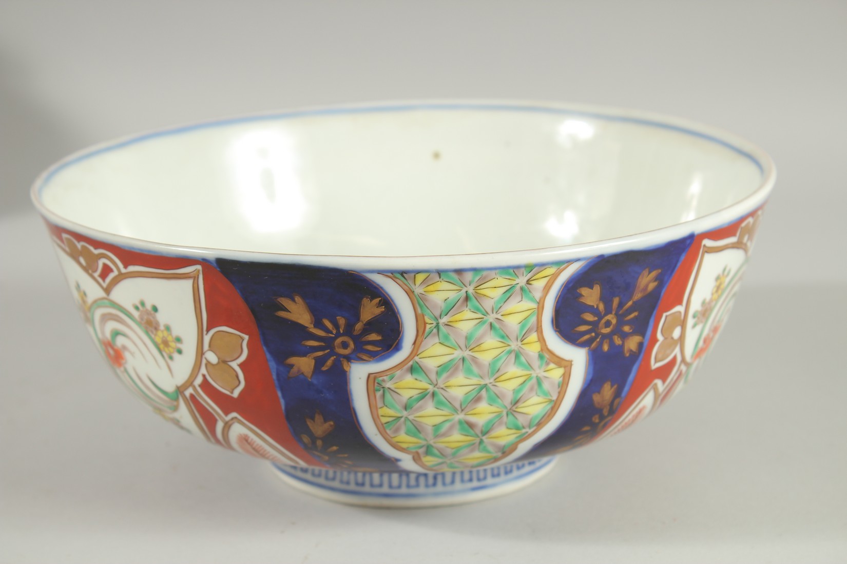 A LARGE JAPANESE IMARI PORCELAIN BOWL, painted with various foliate motifs and gilt highlights, - Image 3 of 4
