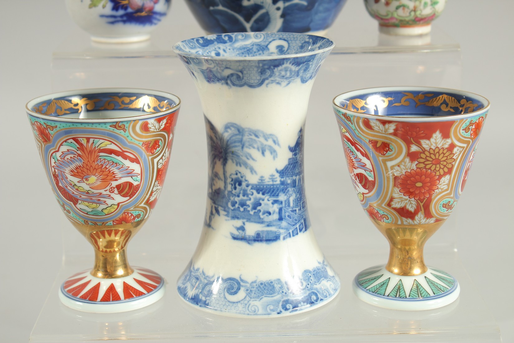 A GROUP OF MIXED ORIENTAL PORCELAIN ITEMS, including a famille rose jar, a blue and white prunus - Image 3 of 4