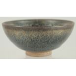 A SMALL CHINESE STUDIO POTTERY BOWL, 9cm diameter.