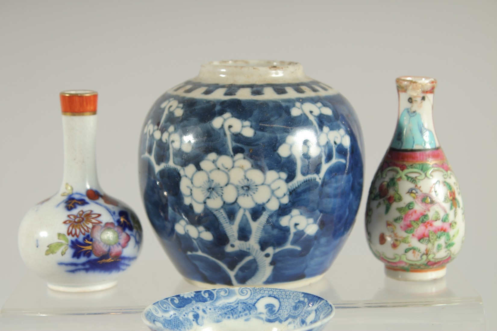 A GROUP OF MIXED ORIENTAL PORCELAIN ITEMS, including a famille rose jar, a blue and white prunus - Image 2 of 4