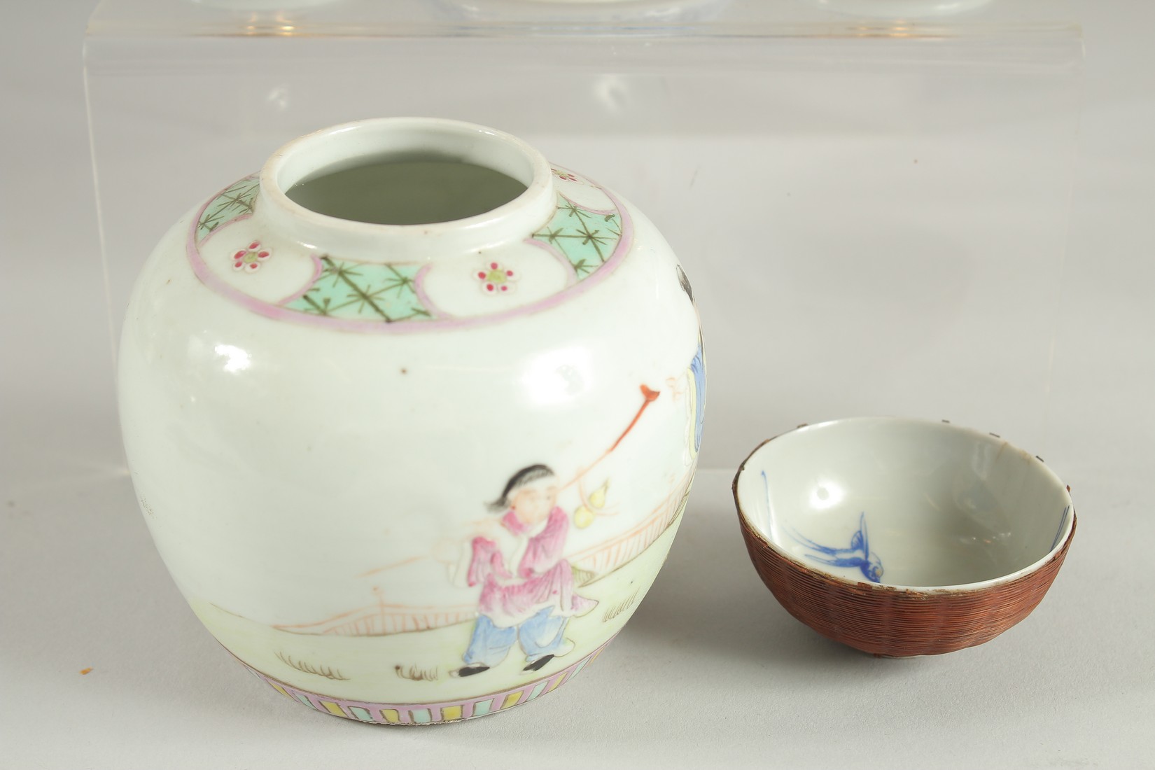 A GROUP OF MIXED ORIENTAL PORCELAIN ITEMS, including a famille rose jar, a blue and white prunus - Image 4 of 4