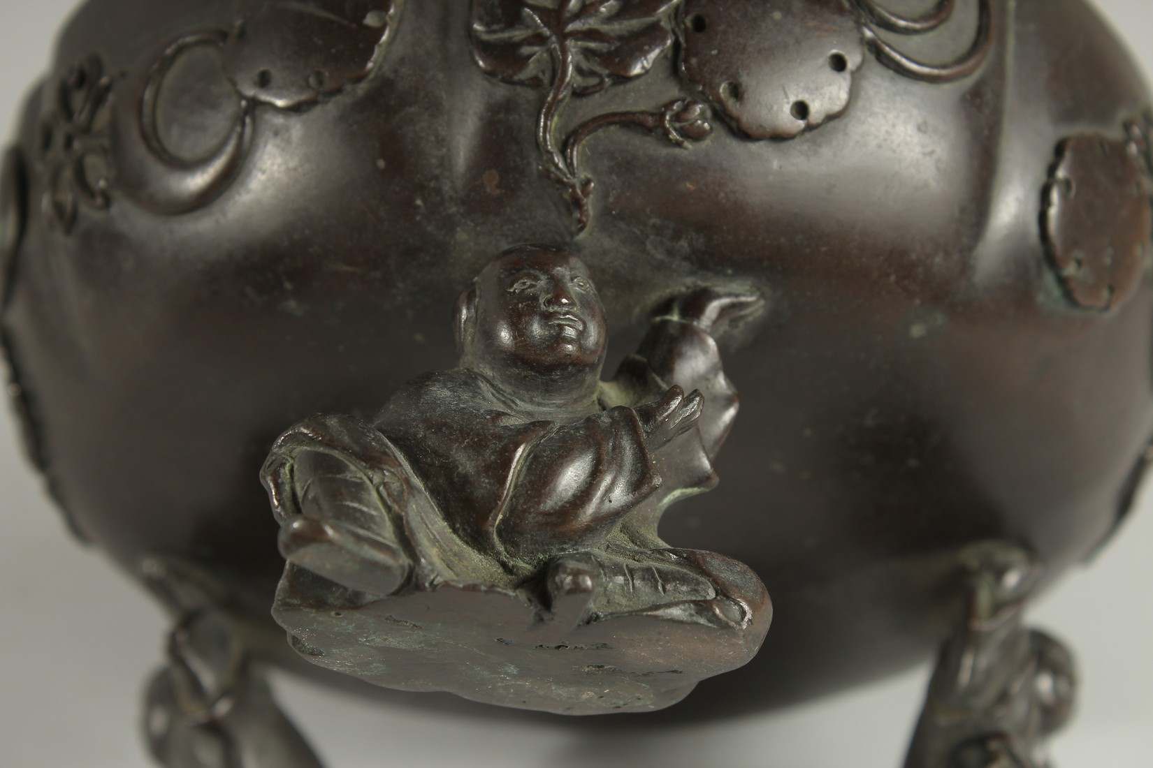 A JAPANESE BRONZE PETAL FORM BOWL, raised on three mounted figural feet, the bowl with relief mon - Image 4 of 5