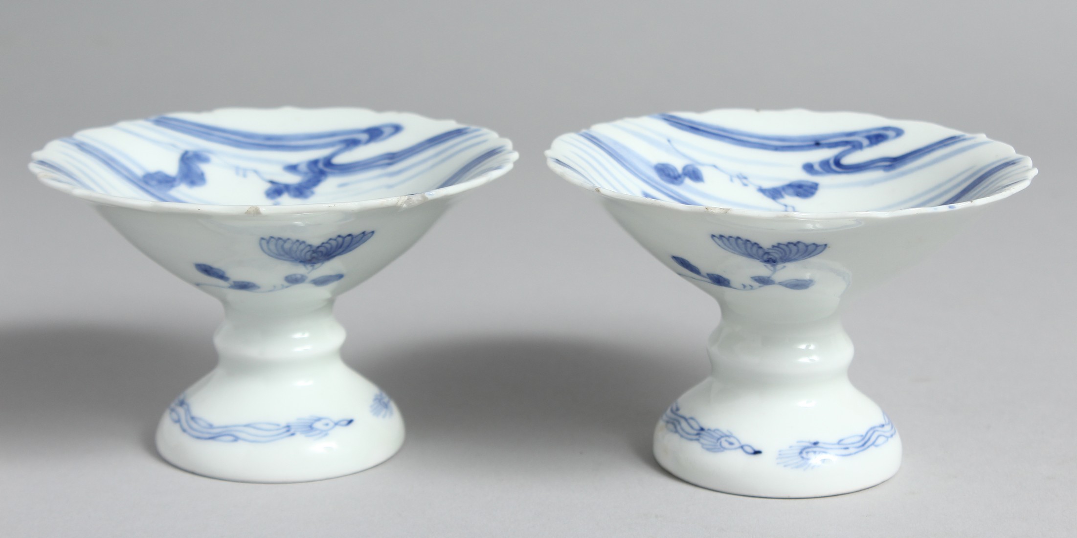 A SMALL PAIR OF JAPANESE HIRADO BLUE AND WHITE PORCELAIN PEDESTAL DISHES. 10cm diameter.