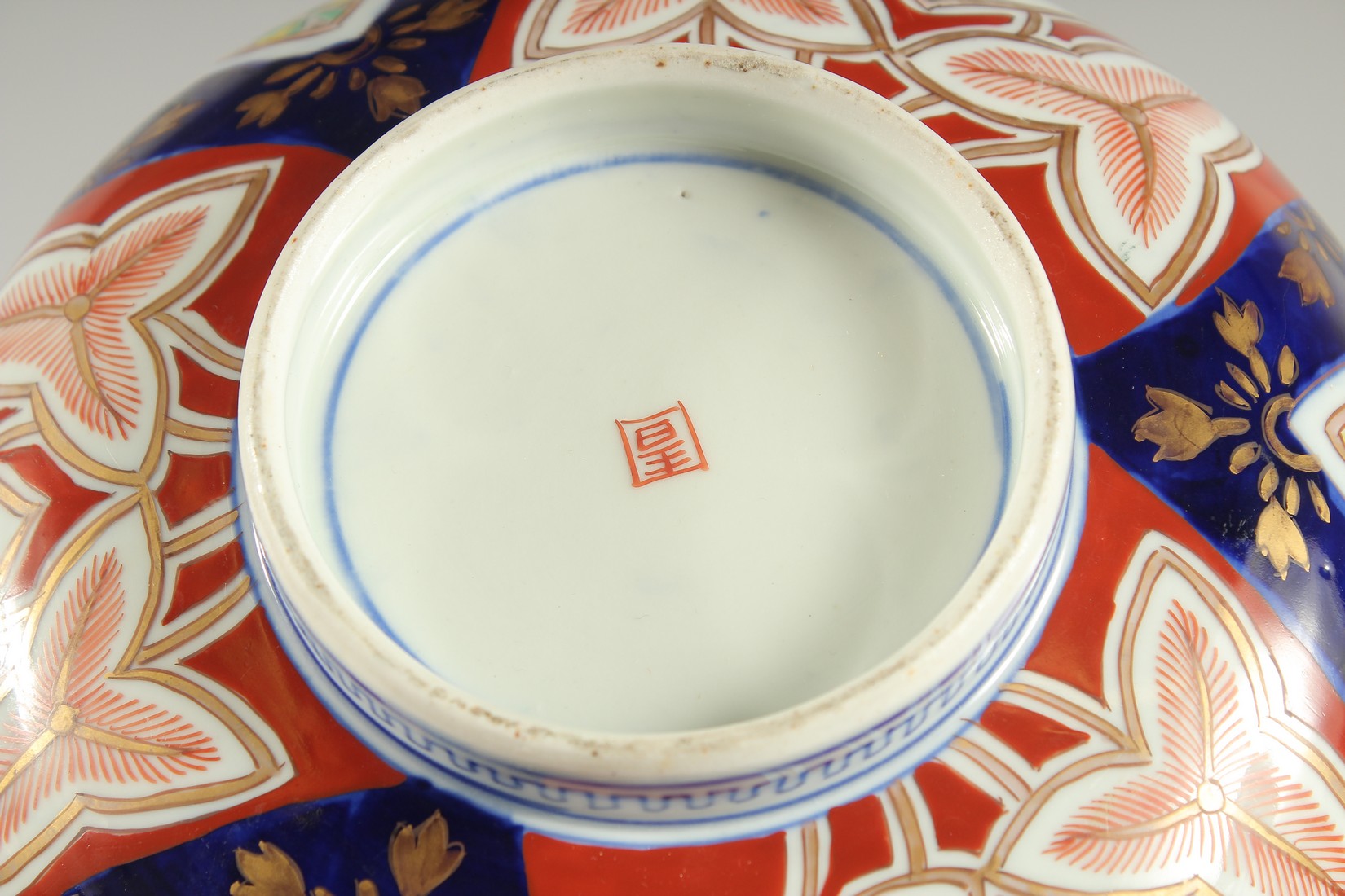 A LARGE JAPANESE IMARI PORCELAIN BOWL, painted with various foliate motifs and gilt highlights, - Image 4 of 4