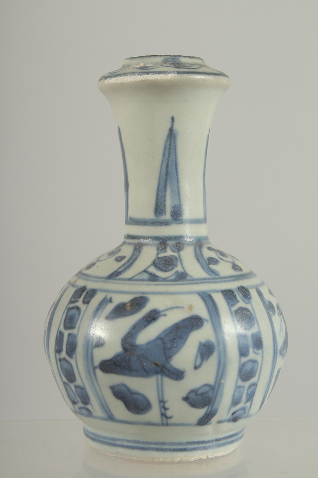 A SMALL 18TH CENTURY NANKING CARGO BLUE AND WHITE PORCELAIN KENDI, with panels of birds, 13.5cm - Image 4 of 6