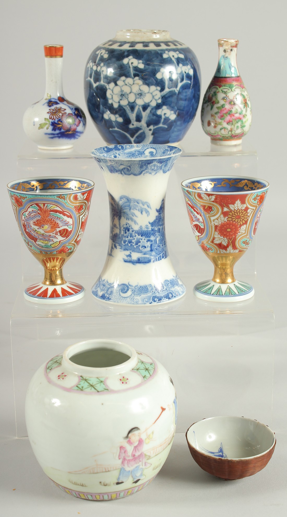 A GROUP OF MIXED ORIENTAL PORCELAIN ITEMS, including a famille rose jar, a blue and white prunus