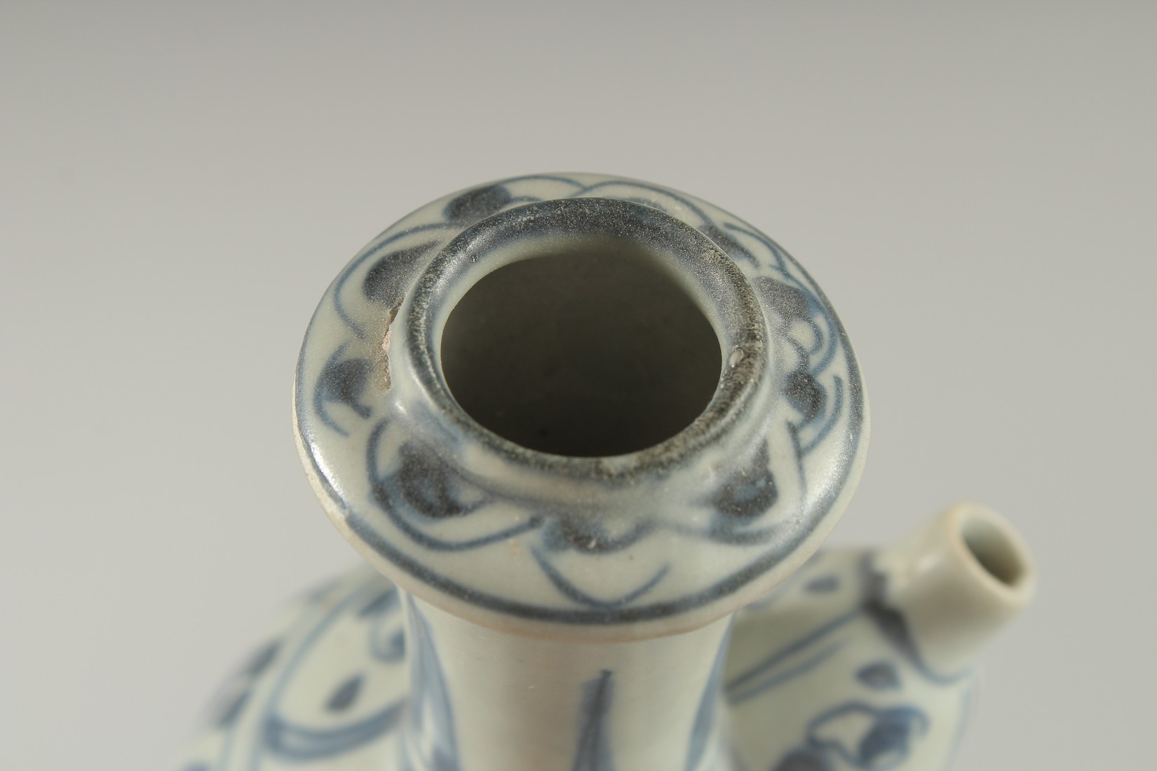 A SMALL 18TH CENTURY NANKING CARGO BLUE AND WHITE PORCELAIN KENDI, with panels of birds, 13.5cm - Image 5 of 6