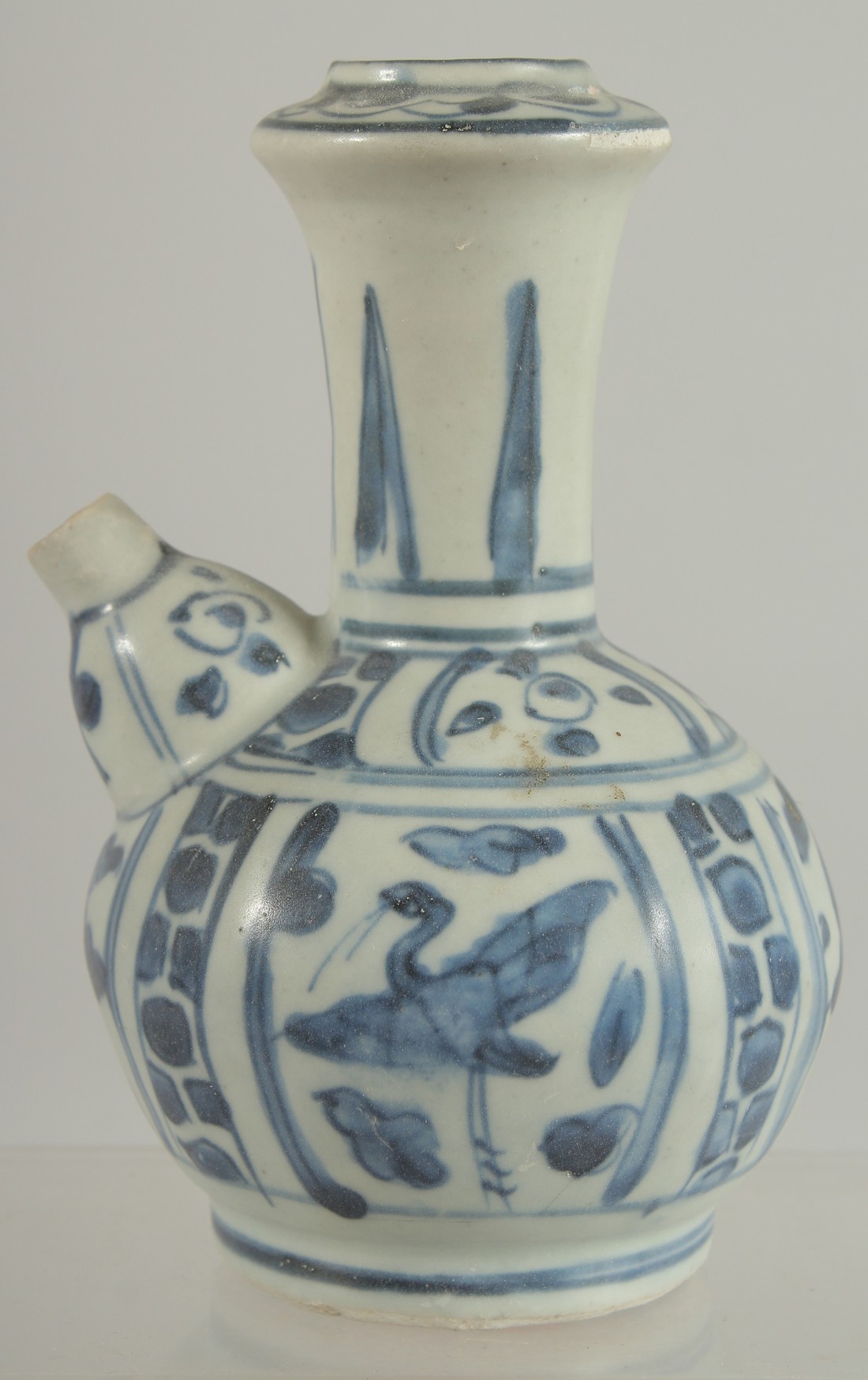 A SMALL 18TH CENTURY NANKING CARGO BLUE AND WHITE PORCELAIN KENDI, with panels of birds, 13.5cm