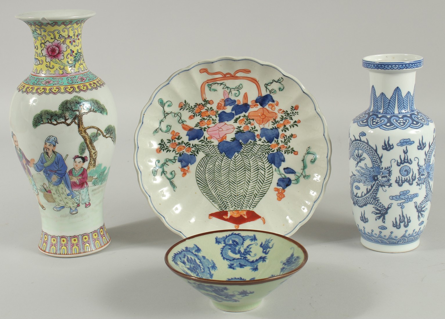 FOUR ORIENTAL PORCELAIN ITEMS; including a famille rose vase, and Imari-type dish, a small celadon
