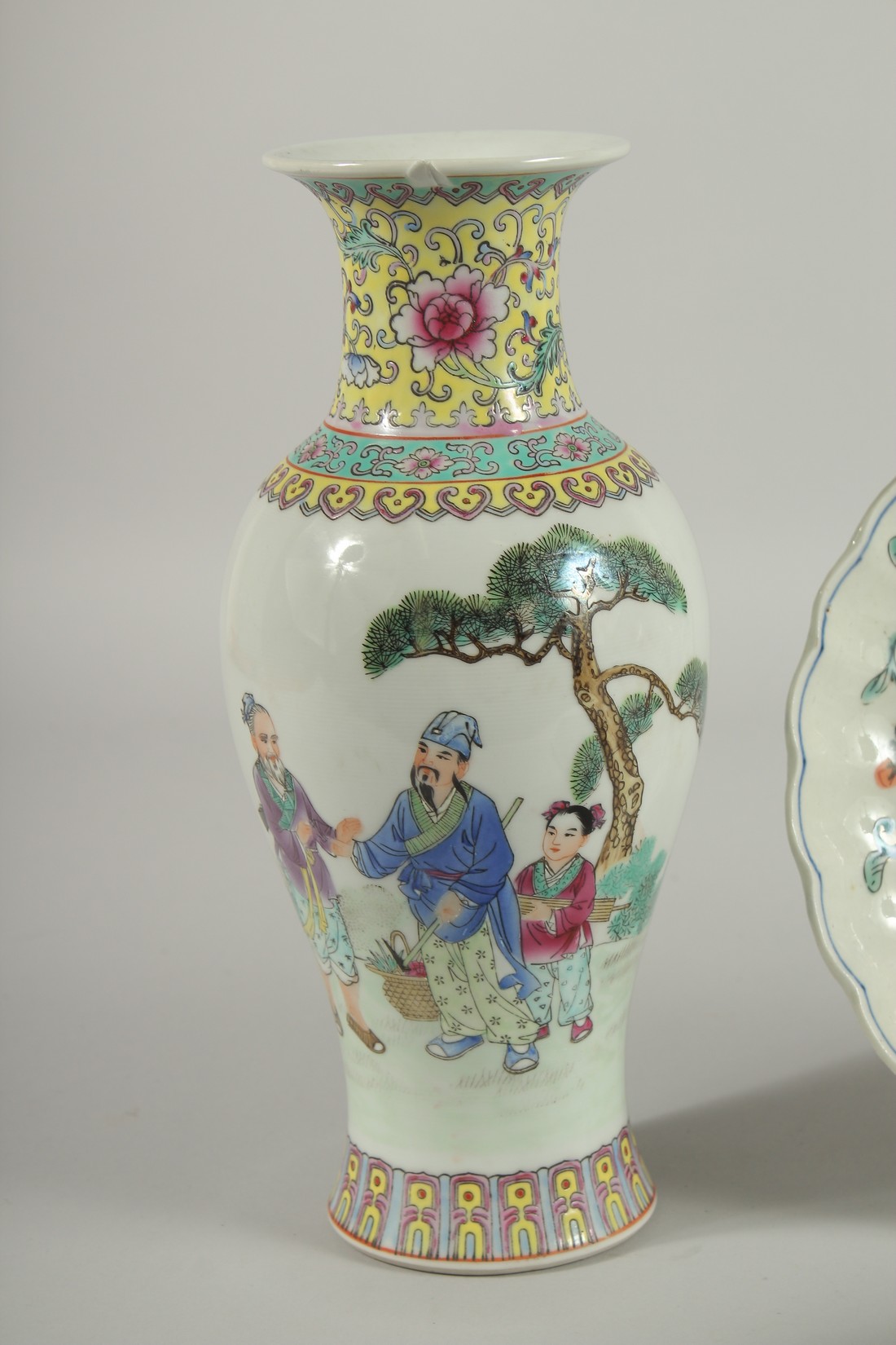 FOUR ORIENTAL PORCELAIN ITEMS; including a famille rose vase, and Imari-type dish, a small celadon - Image 2 of 6