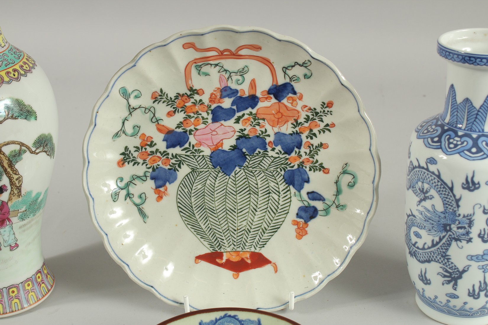 FOUR ORIENTAL PORCELAIN ITEMS; including a famille rose vase, and Imari-type dish, a small celadon - Image 3 of 6