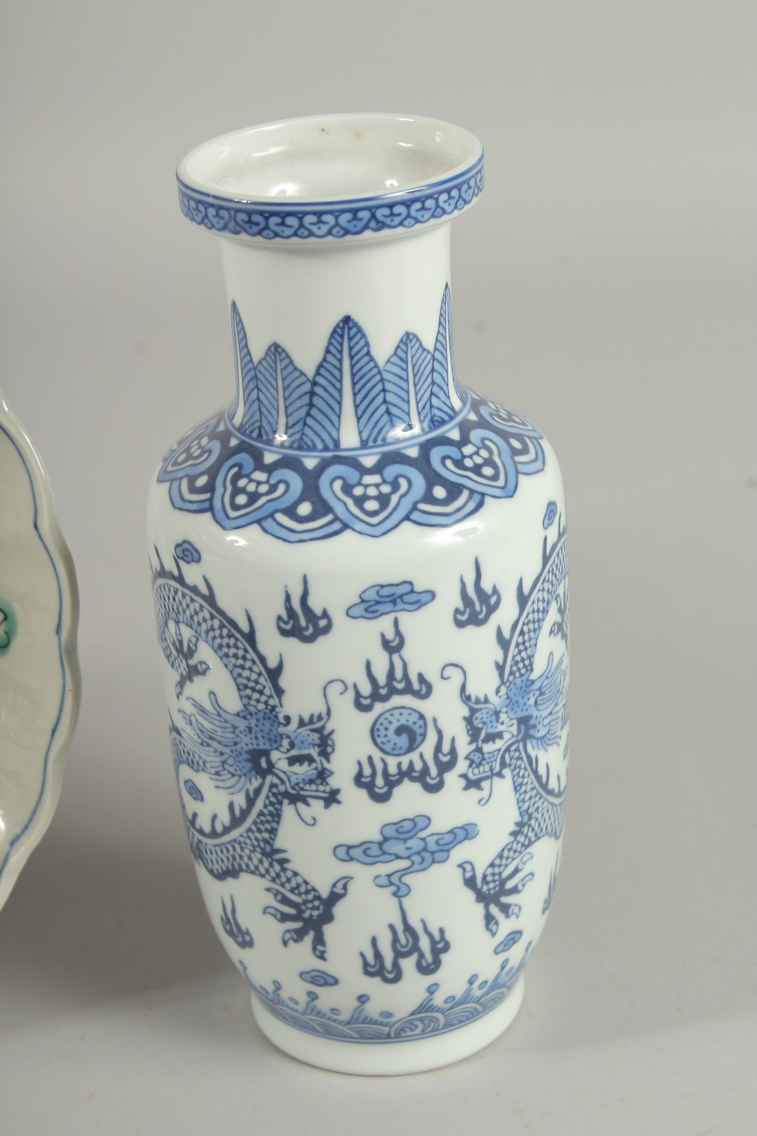 FOUR ORIENTAL PORCELAIN ITEMS; including a famille rose vase, and Imari-type dish, a small celadon - Image 4 of 6