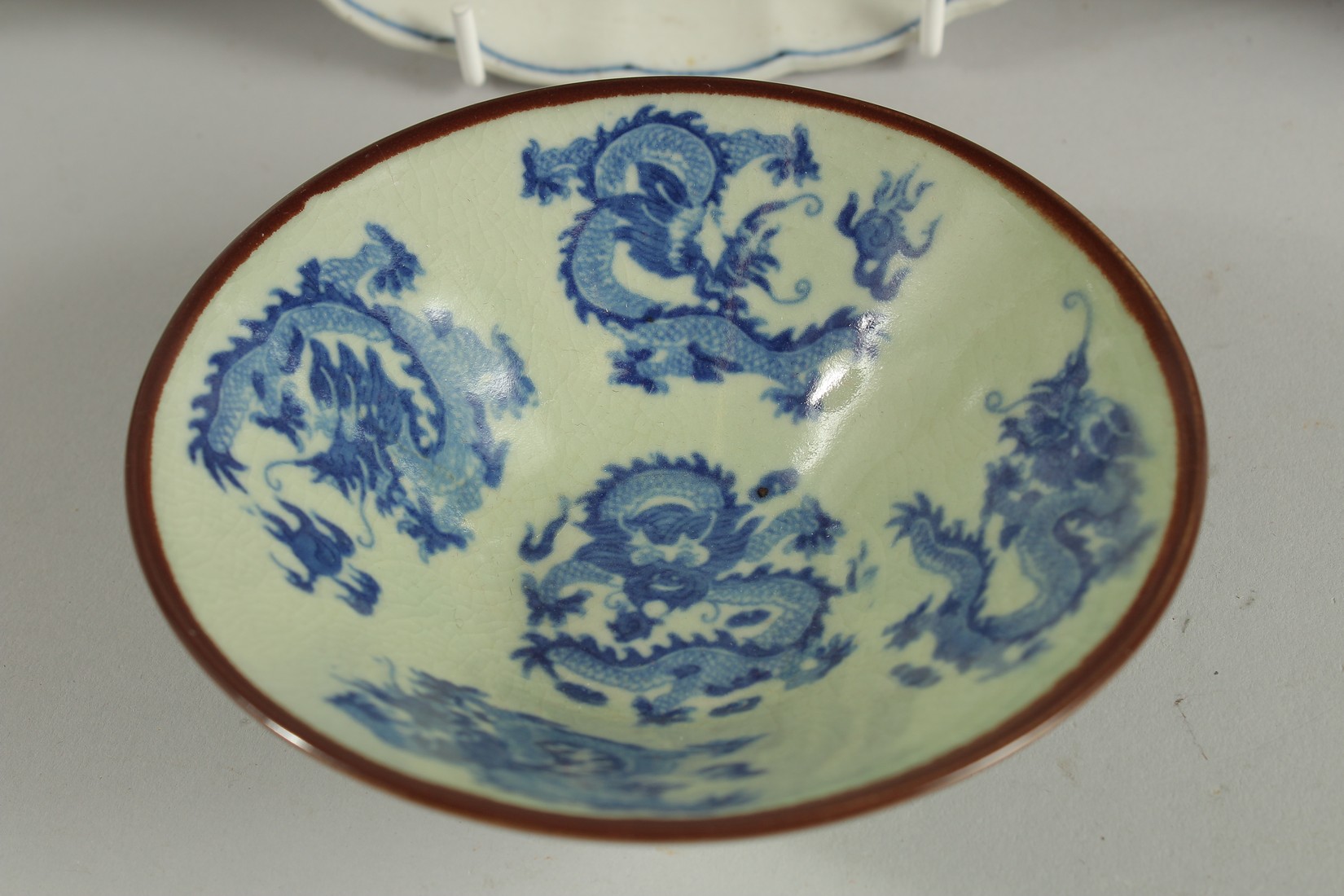 FOUR ORIENTAL PORCELAIN ITEMS; including a famille rose vase, and Imari-type dish, a small celadon - Image 5 of 6