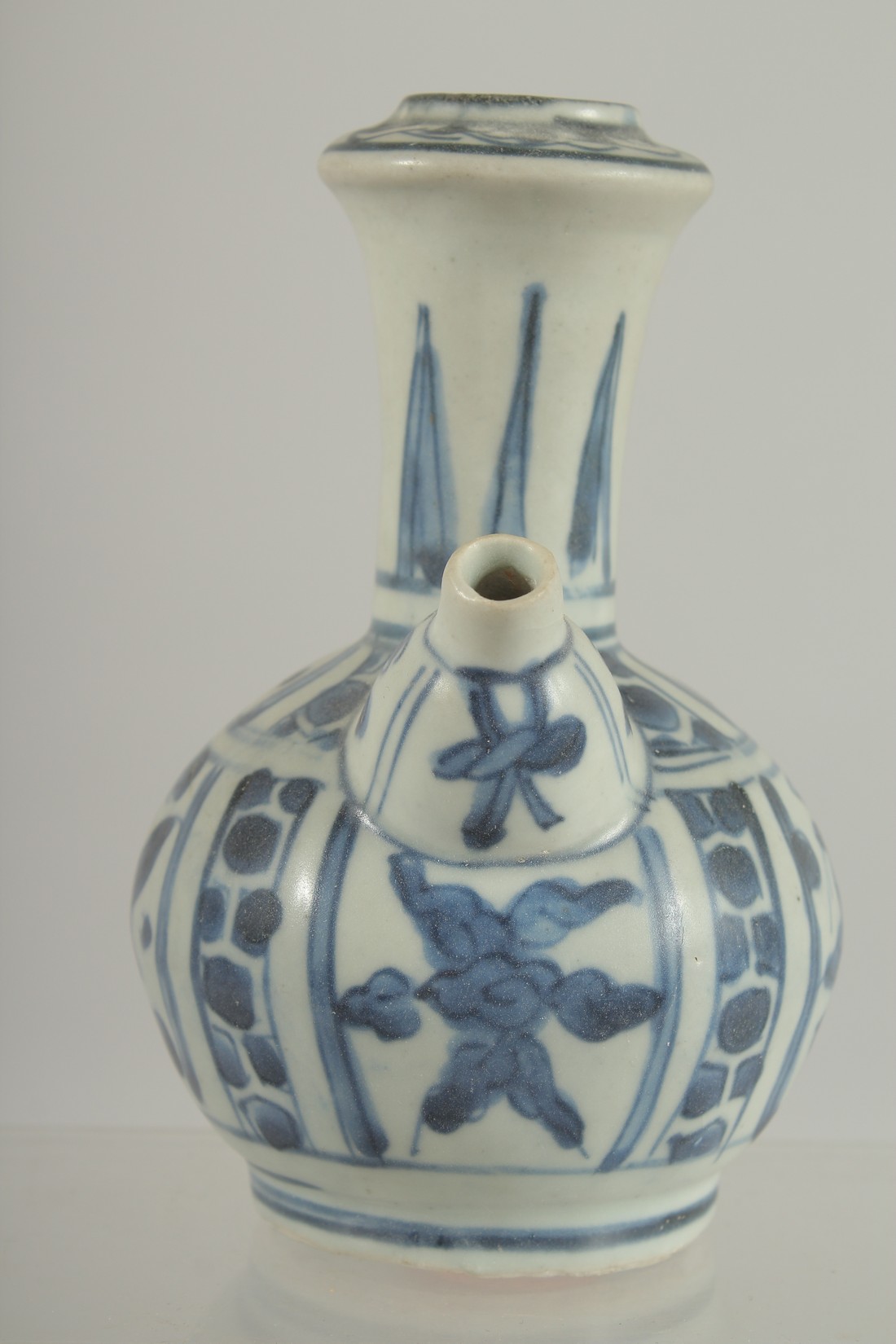 A SMALL 18TH CENTURY NANKING CARGO BLUE AND WHITE PORCELAIN KENDI, with panels of birds, 13.5cm - Image 2 of 6