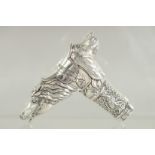 A NOVELTY SILVER PLATED HORSE AND HOUND CANE HANDLE. 3ins long.
