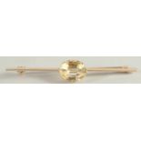 A VICTORIAN18CT YELLOW GOLD AND CITRINE BAR BROOCH.