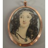 AN EDWARDIAN OVAL MINIATURE OF A YOUNG LADY.