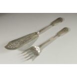 A HEAVY PAIR OF VICTORIAN FIDDLE AND THREAD SALAD SERVERS. London 1862. Weight 11ozs.