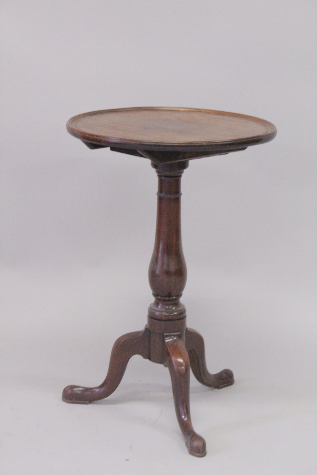 A GOOD GEORGE III MAHOGANY CIRCULAR TRAY TOP TRIPOD TABLE with tilt top, turned centre column on