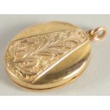 A VICTORIAN YELLOW GOLD OVAL LOCKET. 10gms.