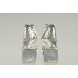 A PAIR OF ART DECO STYLE PENGUIN SALT AND PEPPERS. 3ins high.