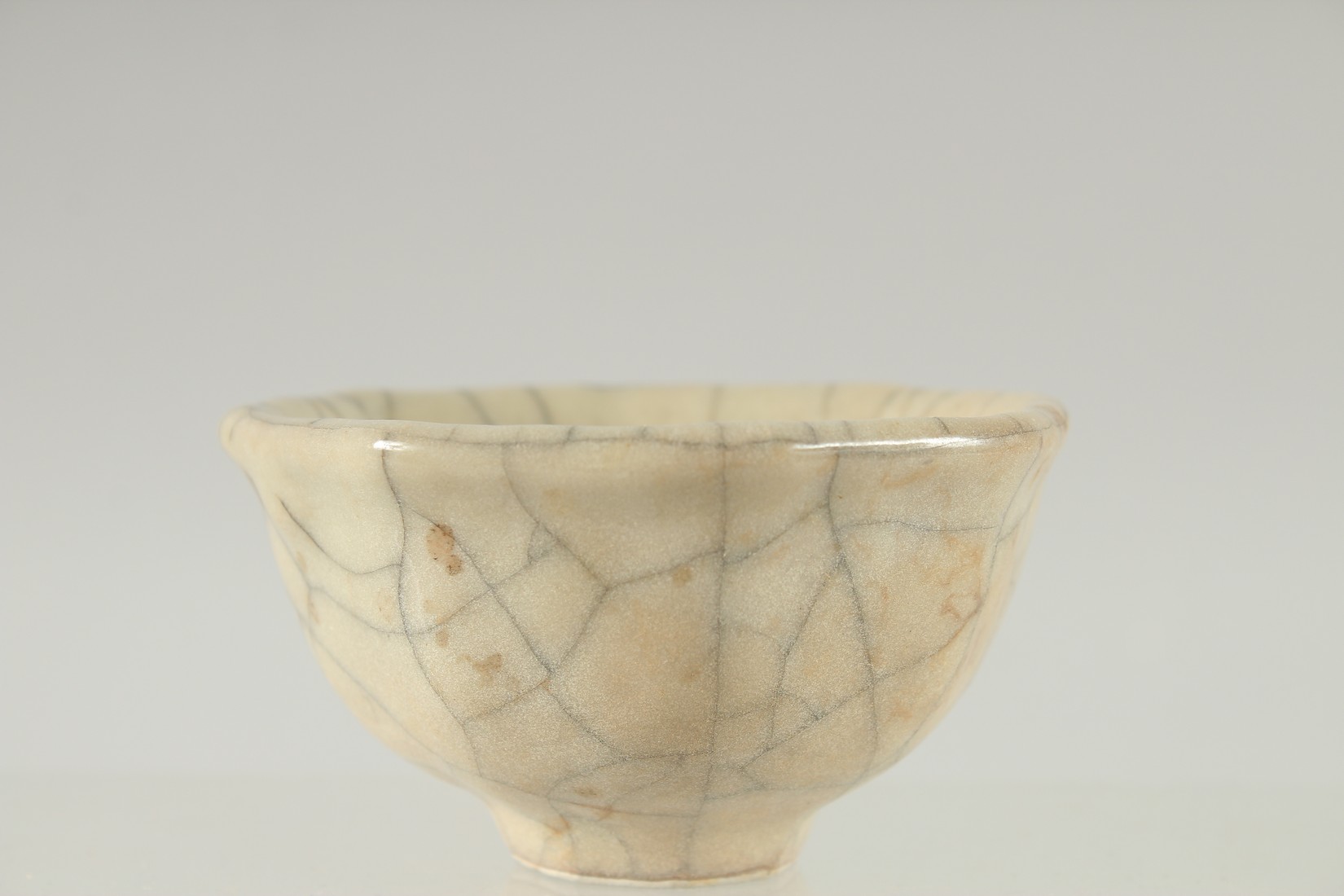 A SMALL CHINESE OCTAGONAL CRACKLE GLAZE BOWL, 9cm wide. - Image 2 of 4