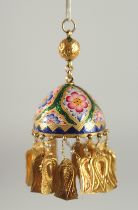 A FINE 19TH CENTURY PERSIAN GOLD AND ENAMEL EARRING.