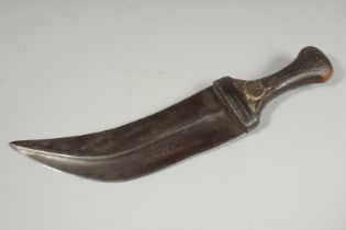 A 19TH CENTURY OMANI DAGGER, 29cm long.