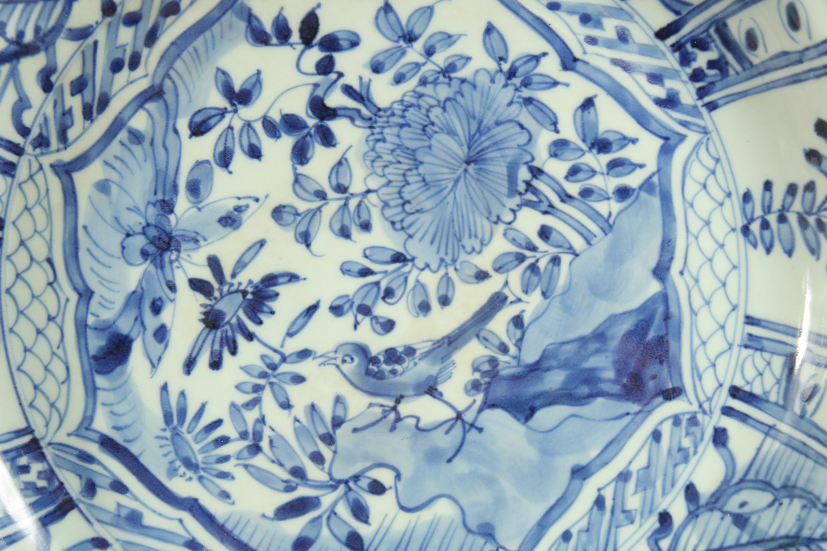 A CHINESE EXPORT BLUE AND WHITE PORCELAIN 'KRAAK' CHARGER, painted with a central panel of a bird - Image 2 of 3