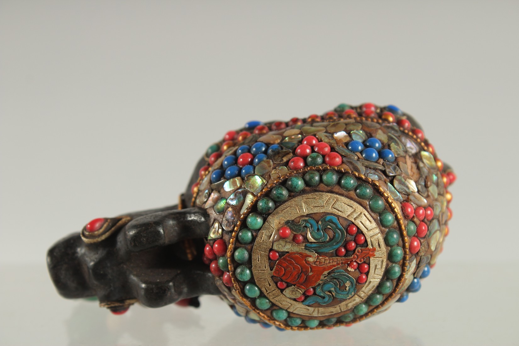 A TIBETAN ABALONE INLAID FIGURE OF A TORTOISE, inset with various other beads, 9cm long. - Image 3 of 4
