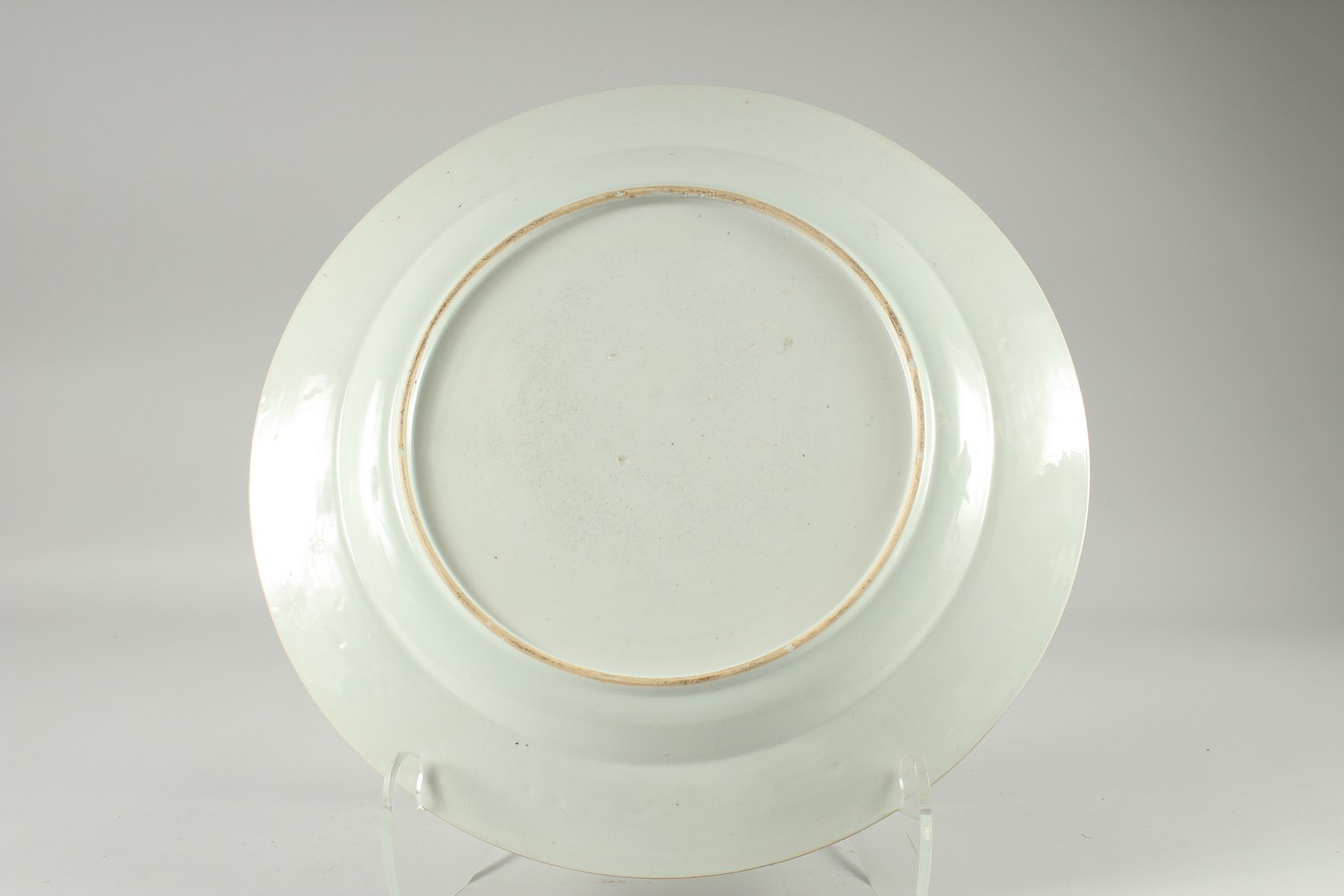 A LARGE CHINESE FAMILLE ROSE PORCELAIN DISH, decorated with a central floral spray, the rim with a - Image 2 of 2