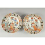 A PAIR OF CHINESE POLYCHROME PORCELAIN PLATES, with enamel painted decoration depicting a peacock