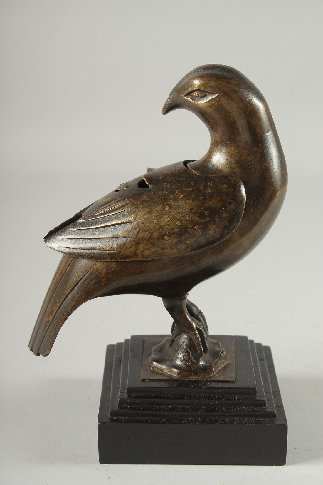 A FINE CHINESE BRONZE BIRD-FORM CENSER, with finely engraved and gilt-spotted feathers to the cover; - Image 3 of 5