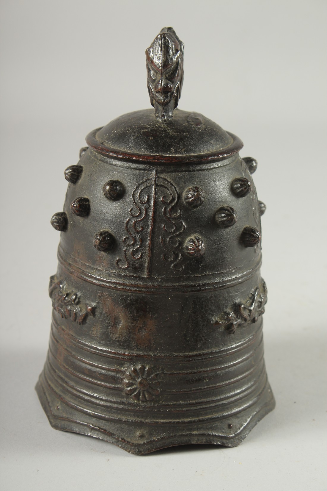 A CHINESE BRONZE PRAYER BELL, 19cm high. - Image 2 of 5
