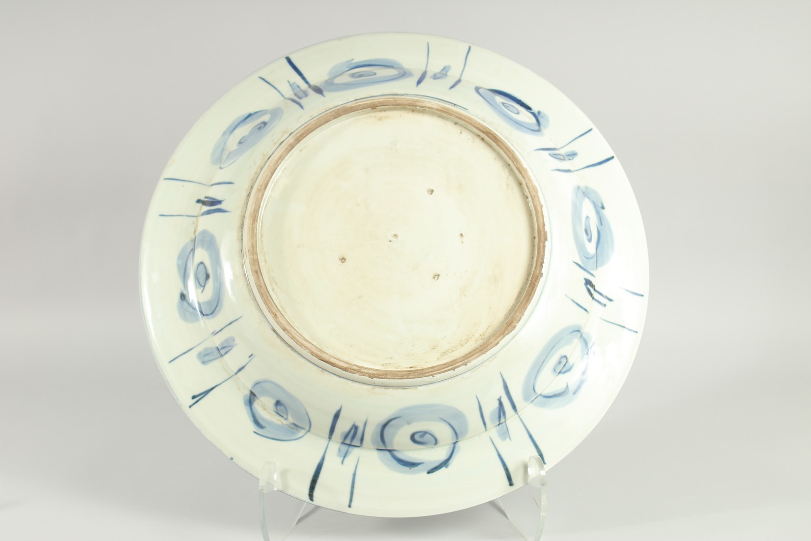 A CHINESE EXPORT BLUE AND WHITE PORCELAIN 'KRAAK' CHARGER, painted with a central panel of a bird - Image 3 of 3