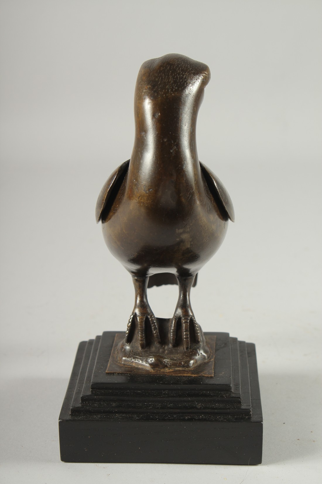 A FINE CHINESE BRONZE BIRD-FORM CENSER, with finely engraved and gilt-spotted feathers to the cover; - Image 2 of 5