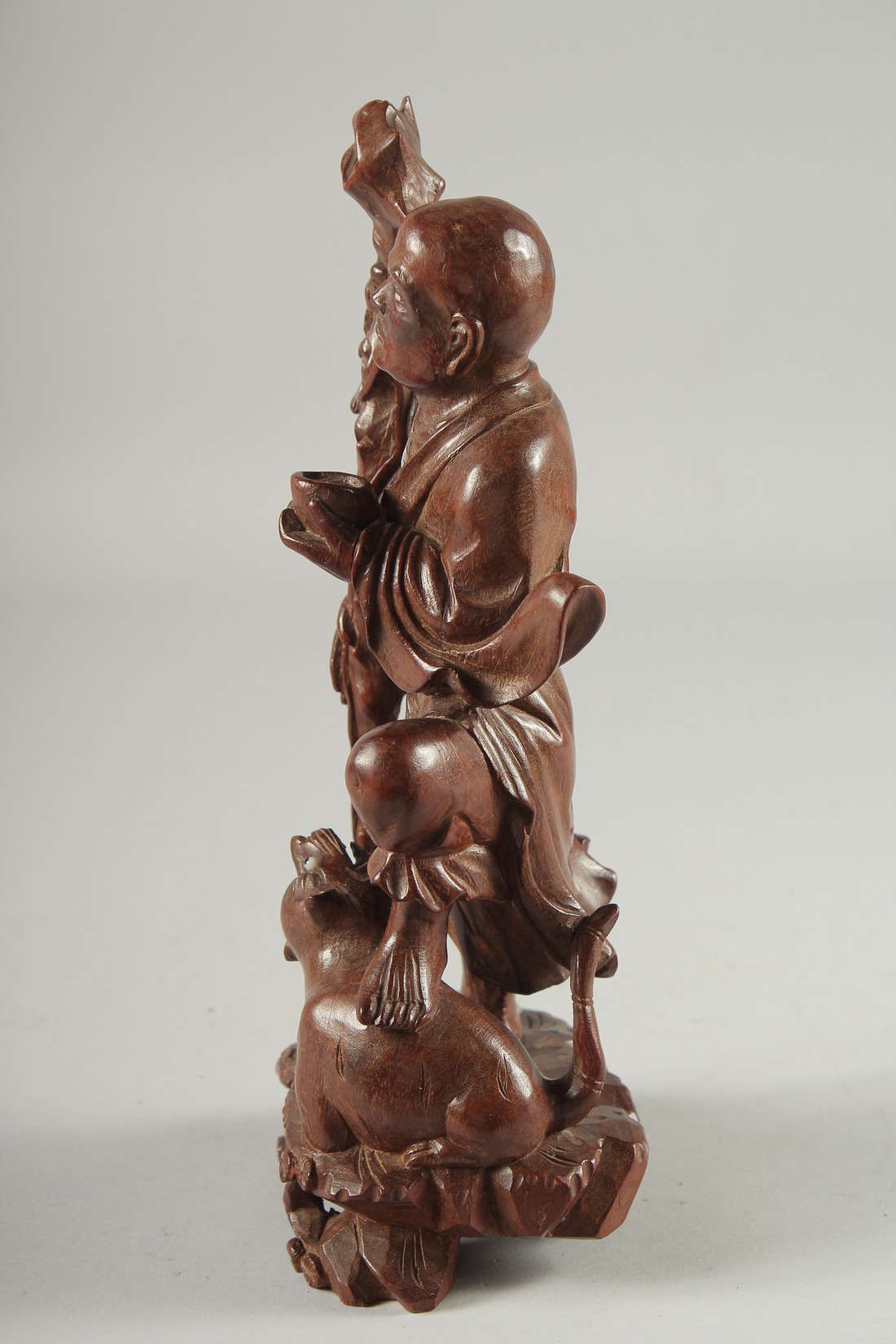 A CHINESE CARVED HARDWOOD FIGURE, 25.5cm high. - Image 4 of 6