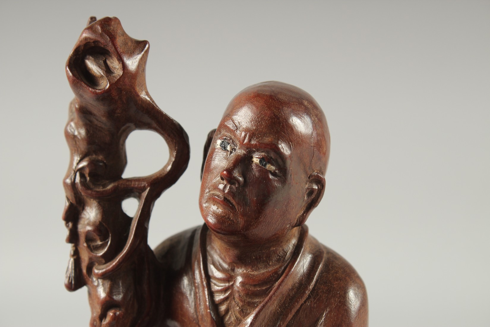 A CHINESE CARVED HARDWOOD FIGURE, 25.5cm high. - Image 5 of 6
