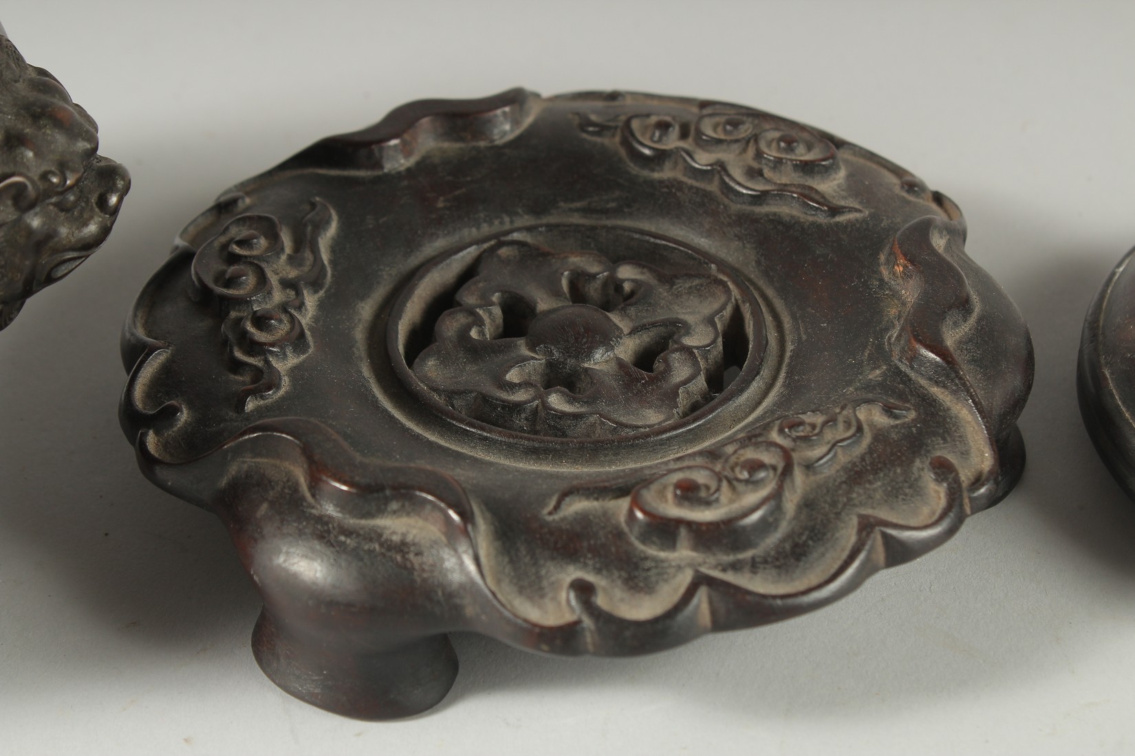 A CHINESE ARCHAIC STYLE BRONZE CENSER WITH CARVED JADE MOUNTED HARDWOOD COVER, on a fitted - Image 6 of 7