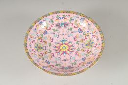 A CONTEMPORARY CHINESE FAMILLE ROSE PORCELAIN PEDESTAL DISH, 19cm diameter.