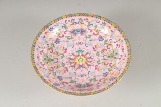 A CONTEMPORARY CHINESE FAMILLE ROSE PORCELAIN PEDESTAL DISH, 19cm diameter.