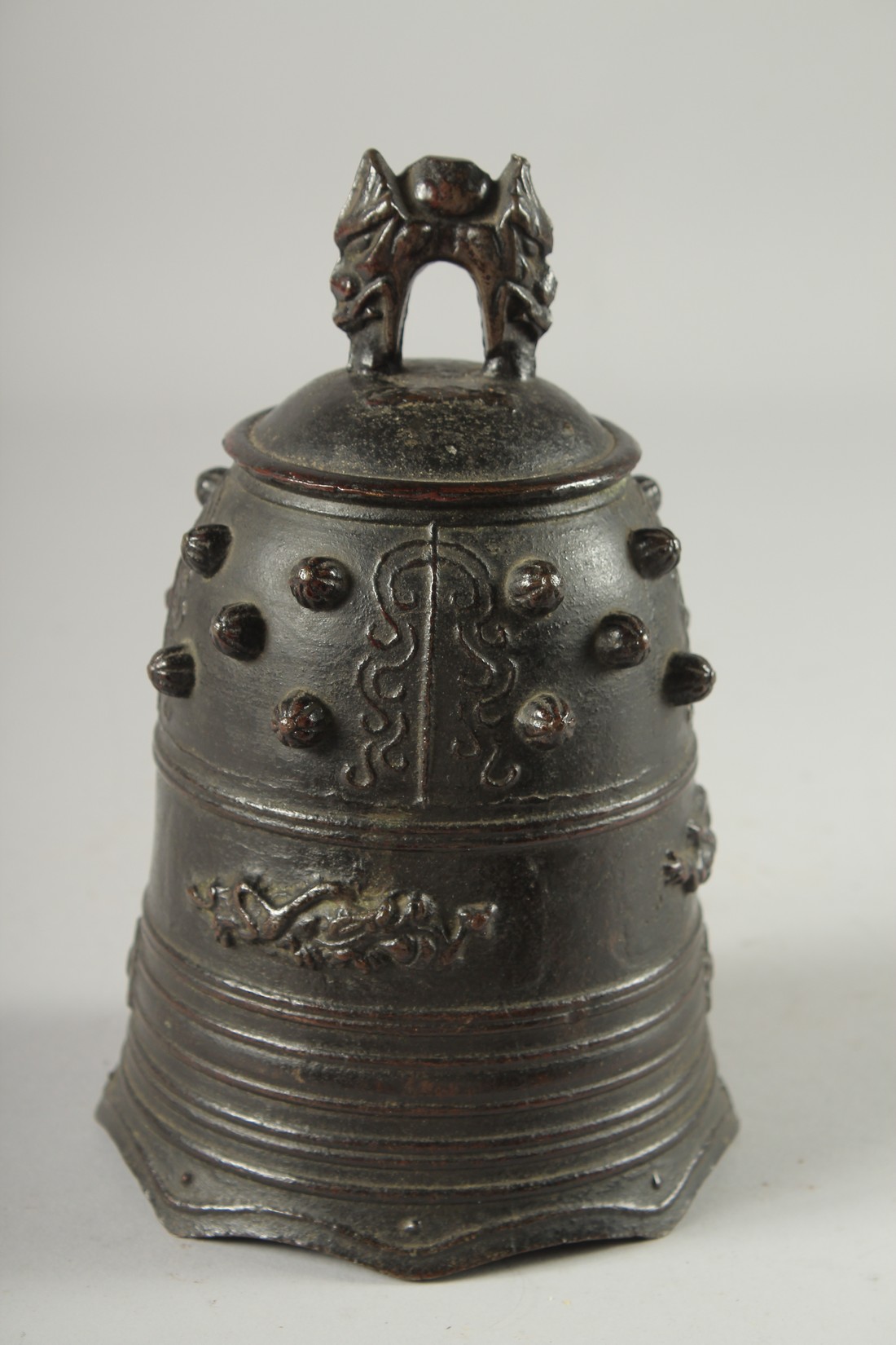 A CHINESE BRONZE PRAYER BELL, 19cm high. - Image 3 of 5