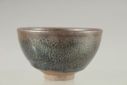 A CHINESE GLAZED POTTERY TEA BOWL, character mark to base, 9cm diameter.