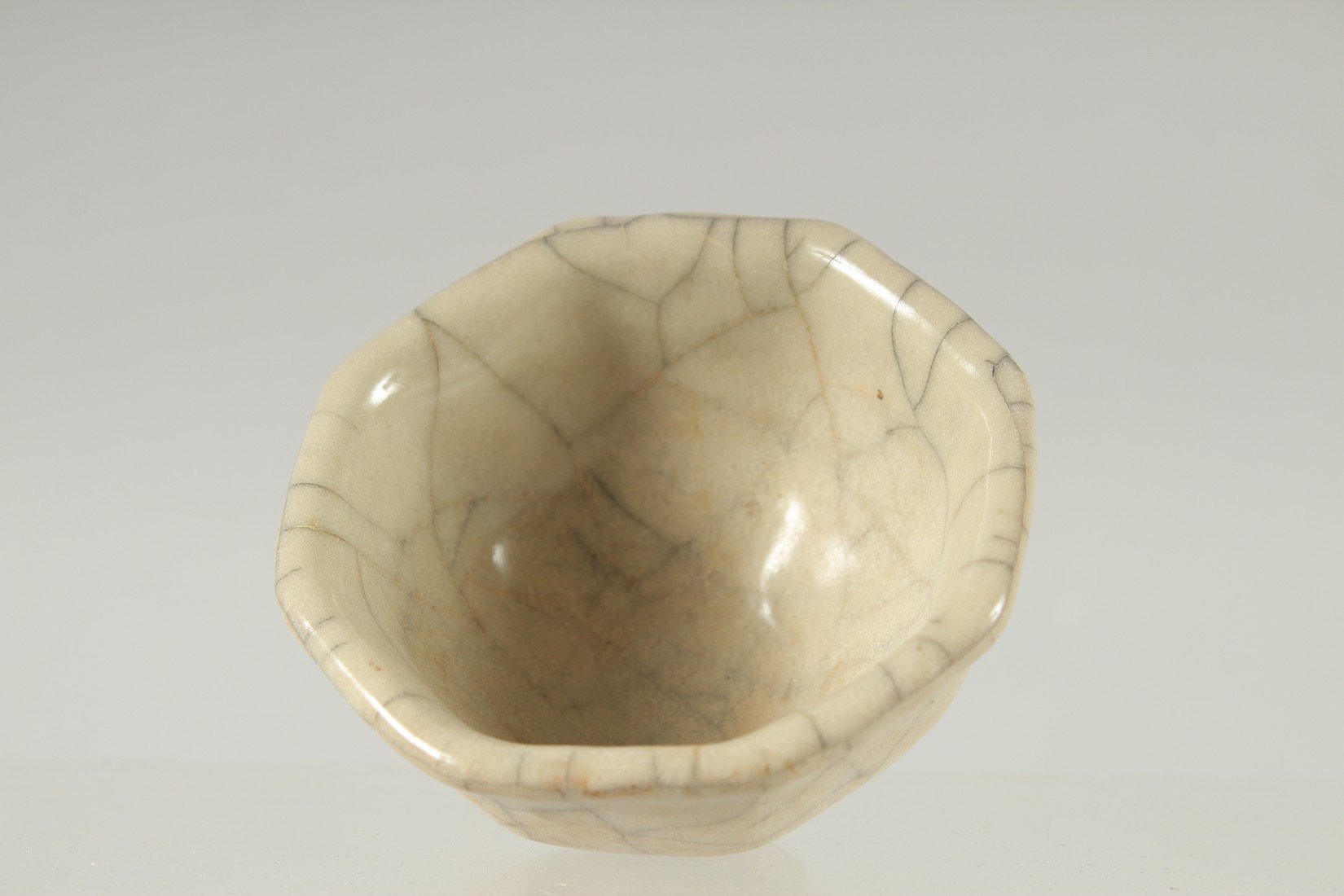 A SMALL CHINESE OCTAGONAL CRACKLE GLAZE BOWL, 9cm wide. - Image 3 of 4